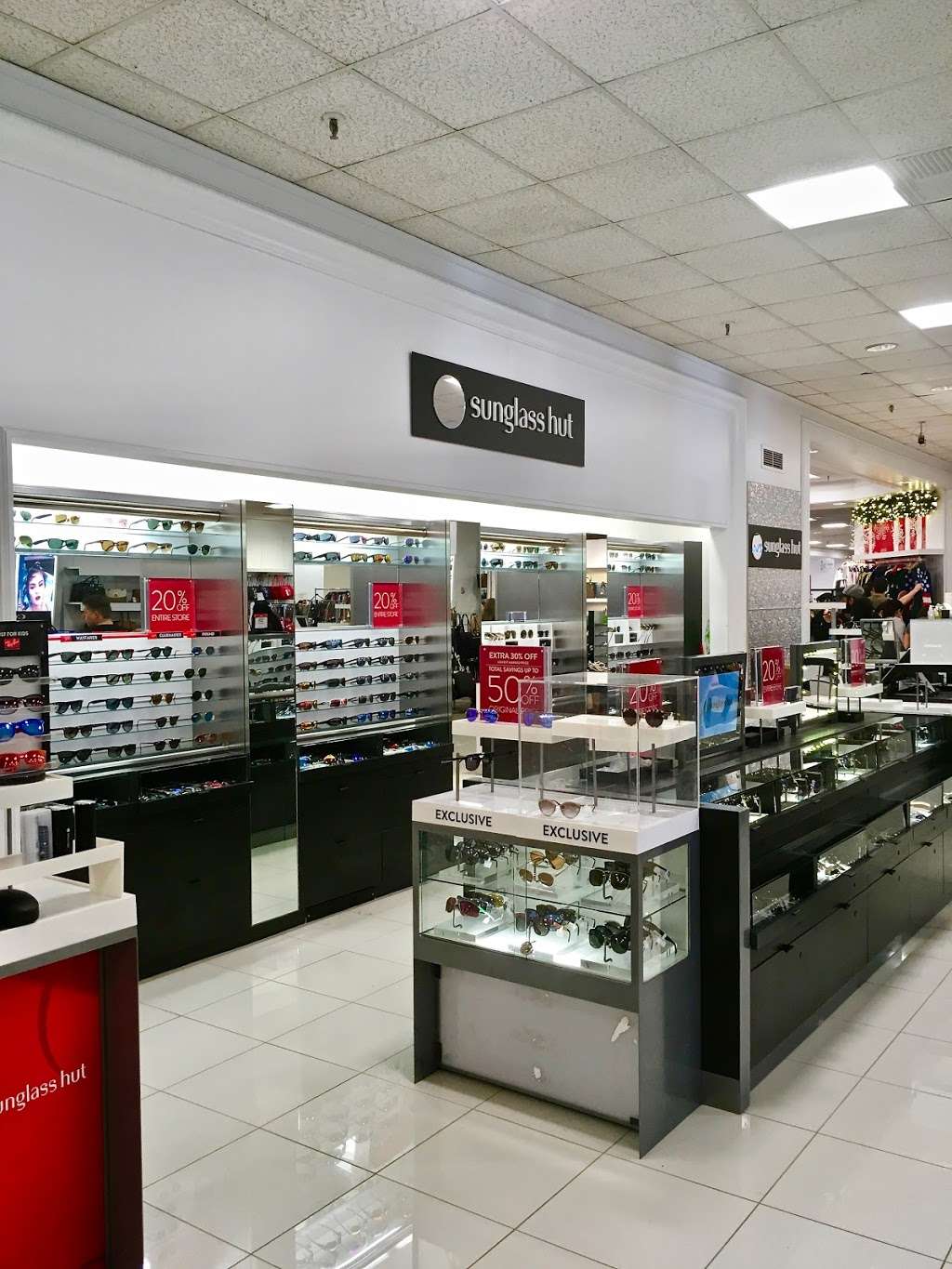 Sunglass Hut at Macys | 4333 La Jolla Village Dr, San Diego, CA 92122, USA | Phone: (858) 597-0515