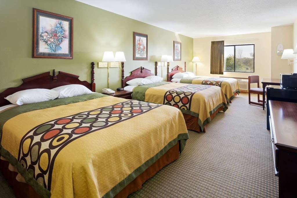 Super 8 by Wyndham DeKalb IL | 800 W, Fairview Dr, DeKalb, IL 60115, USA | Phone: (815) 748-4688