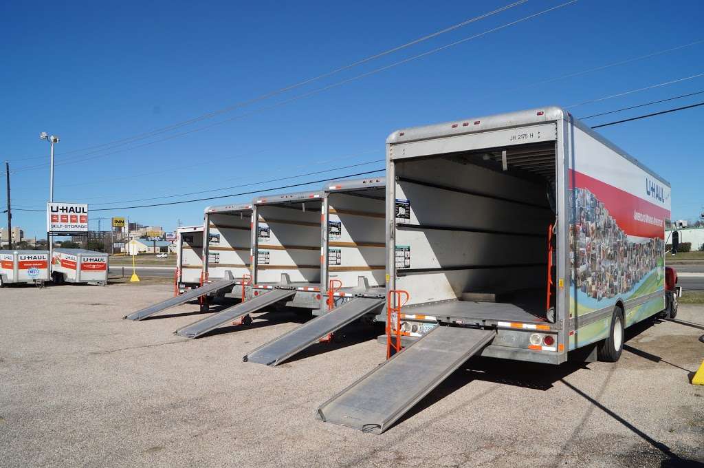 U-Haul Moving & Storage at Mesa Rd | 8801 Mesa Dr, Houston, TX 77028, USA | Phone: (713) 631-2344