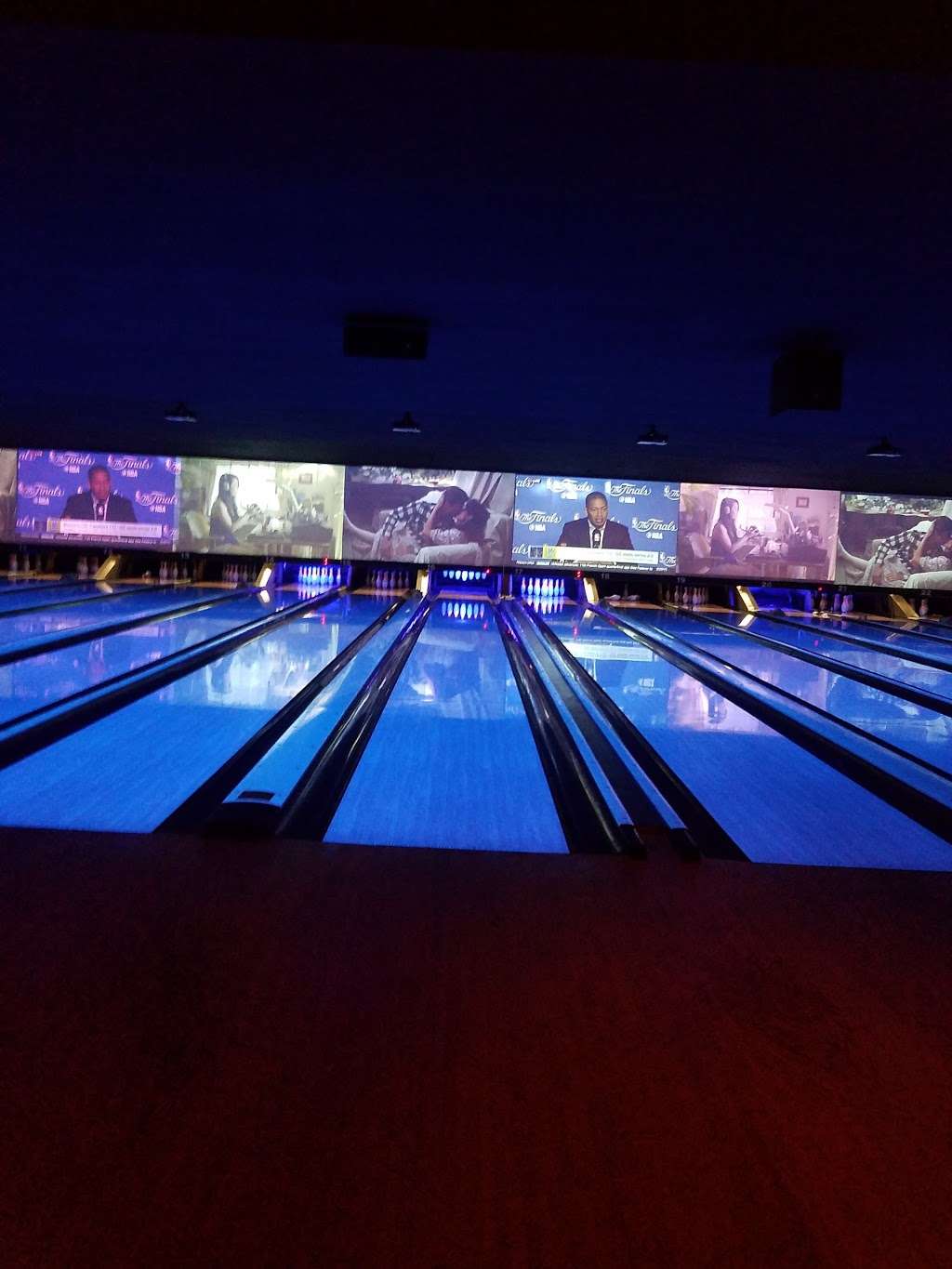 Bowlero The Woodlands | 27000 Interstate 45 N, Conroe, TX 77385 | Phone: (281) 367-1277