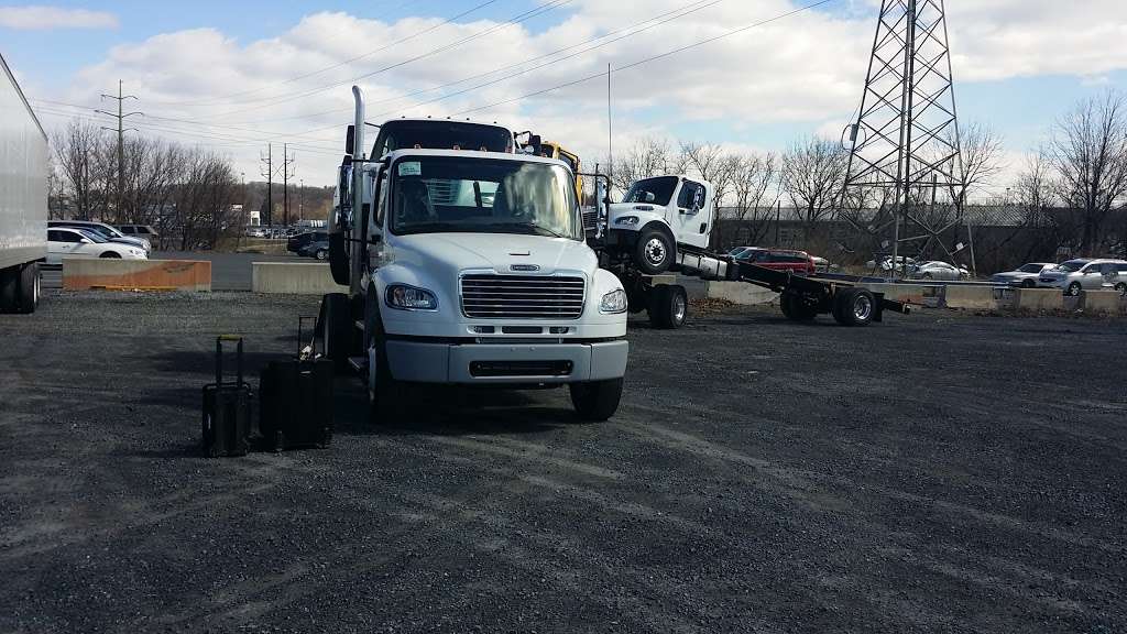 Freightliner of Lancaster | 1675 Rohrerstown Rd, Lancaster, PA 17601, USA | Phone: (717) 581-3480
