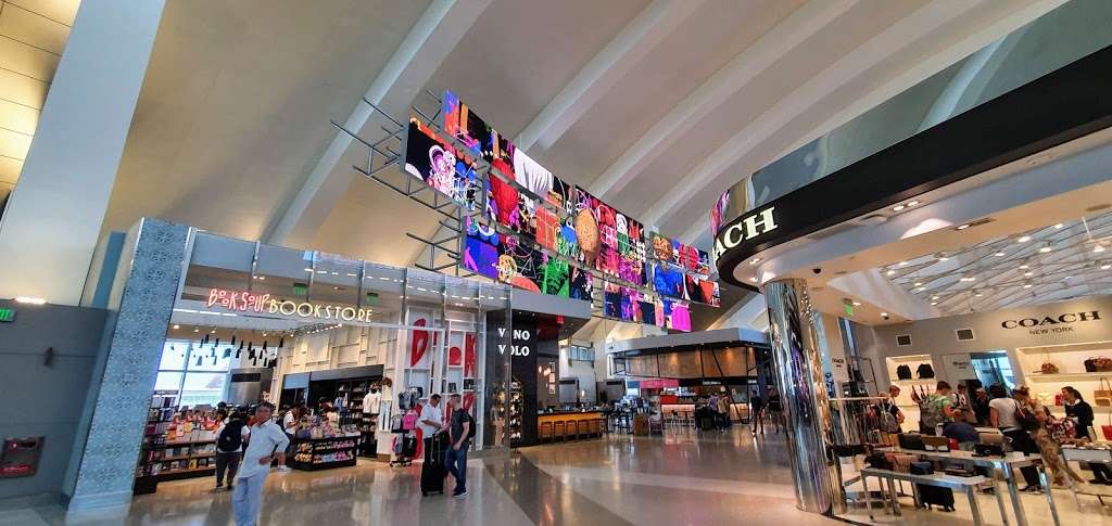COACH LOS ANGELES AIRPORT | 380 World Way, Los Angeles, CA 90045, USA | Phone: (424) 750-9171