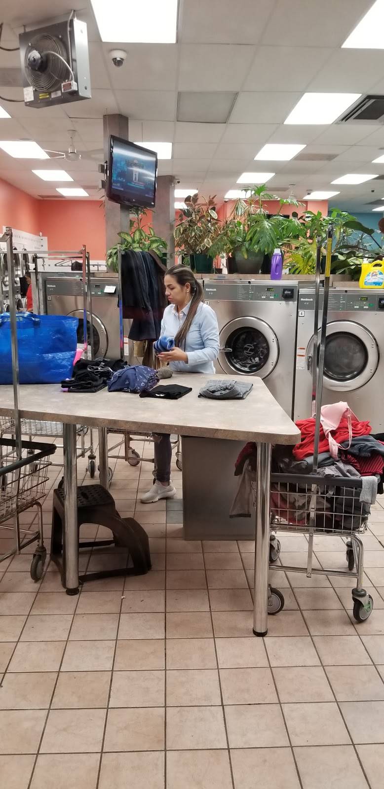 Village Laundromat & Dry Cleaners | 369 S Washington Ave, Bergenfield, NJ 07621, USA | Phone: (201) 385-5239