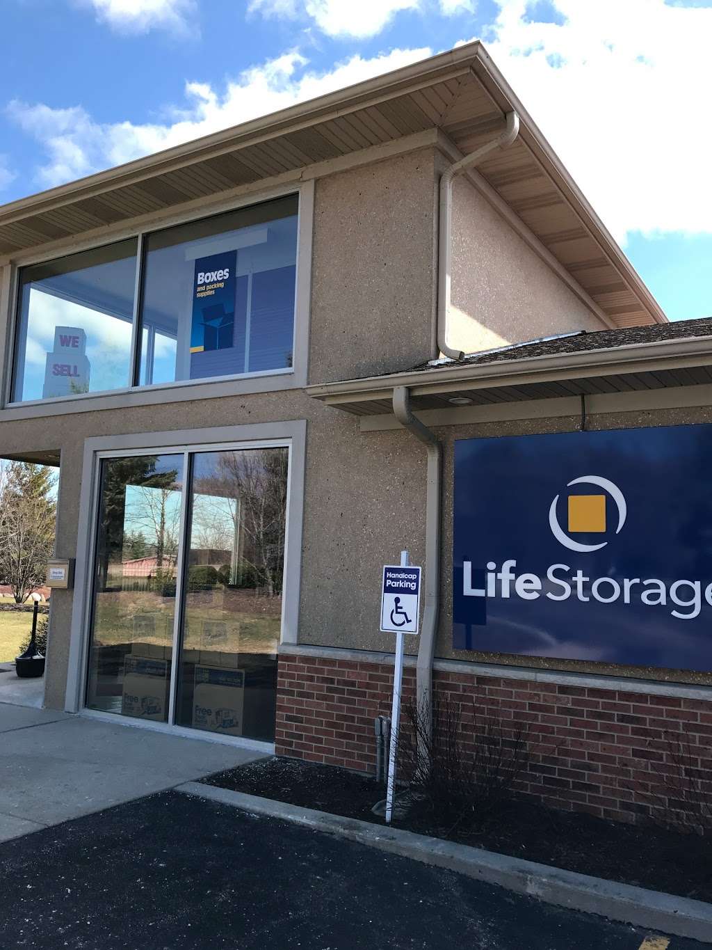 Life Storage | 20765 W Grass Lake Rd, Lindenhurst, IL 60046, USA | Phone: (847) 324-5515