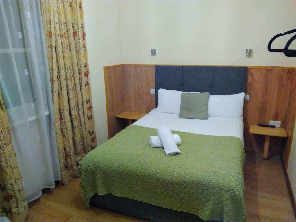 Stansted Airport Lodge | Dunmow Rd, Takeley Street, Bishops Stortford CM22 6QR, UK | Phone: 01279 817821