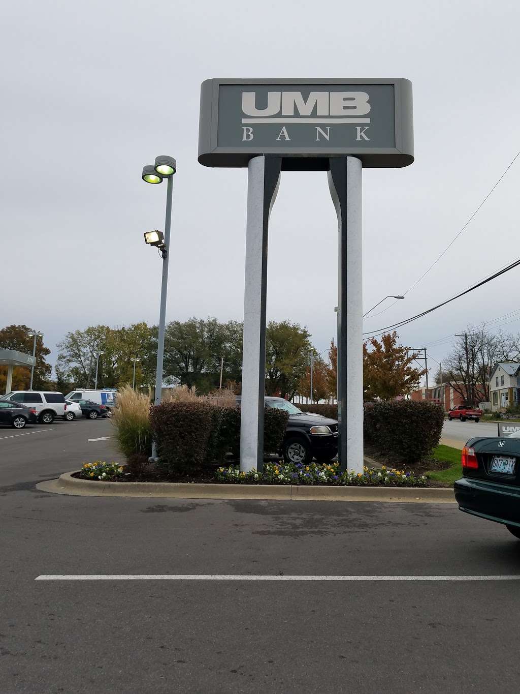 UMB Bank | 6400 Independence Ave, Kansas City, MO 64125 | Phone: (816) 245-8510