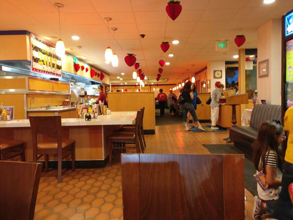 Carrows Restaurants | 19011 Bloomfield Ave, Cerritos, CA 90703, USA | Phone: (562) 865-1316