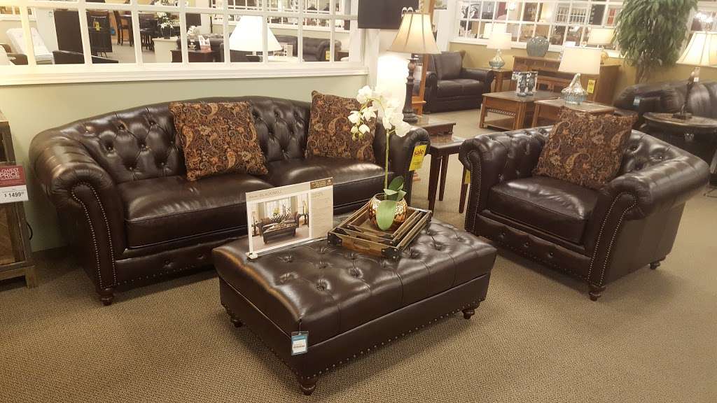Raymour & Flanigan Furniture and Mattress Store | 2005 Broadhollow Rd, Farmingdale, NY 11735 | Phone: (631) 768-8243