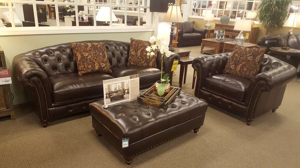 Raymour & Flanigan Furniture and Mattress Store | 2005 Broadhollow Rd, Farmingdale, NY 11735, USA | Phone: (631) 768-8243