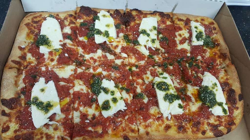 Alberts Pizza | 676 Motor Parkway E, Hauppauge, NY 11788 | Phone: (631) 273-4300