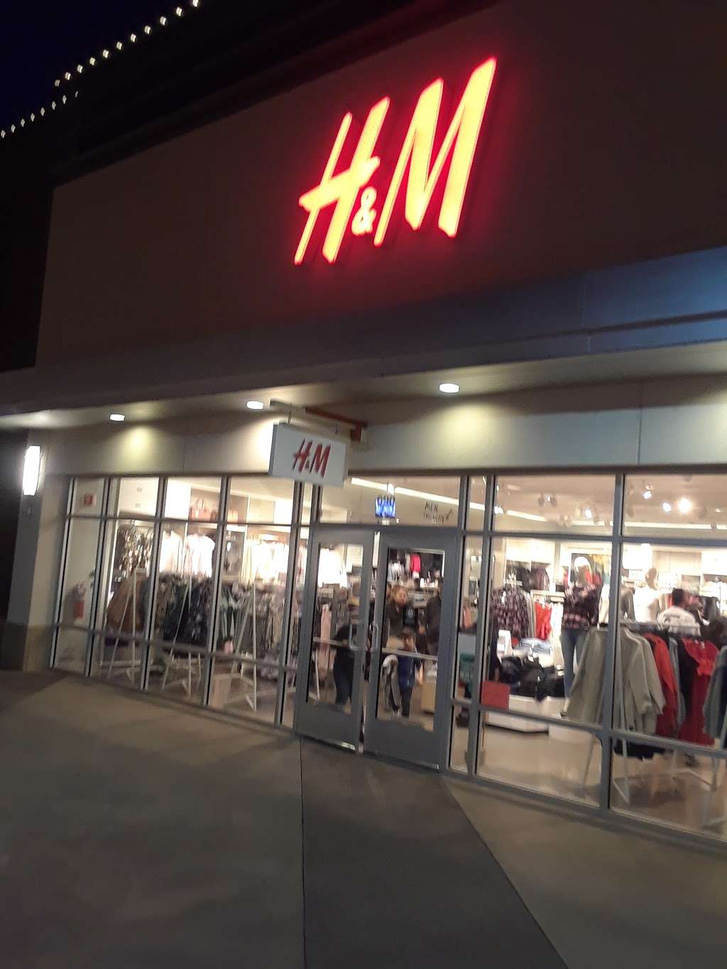 H&M | 6800 N 95th Ave, Glendale, AZ 85305, USA | Phone: (855) 466-7467