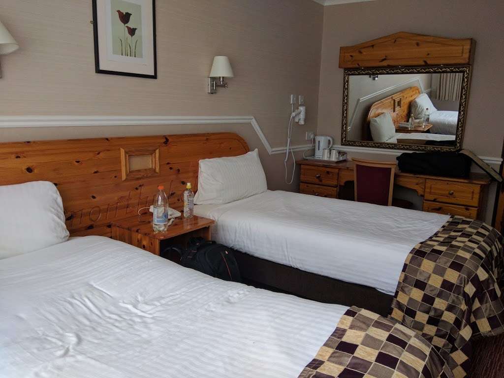 The Inn on the Lake Hotel | Watling St, Shorne, Gravesend DA12 3HB, UK | Phone: 01474 823333
