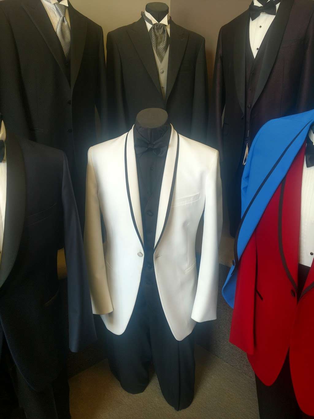 Black Tie Formalwear | 544 E 162nd St, South Holland, IL 60473 | Phone: (708) 596-6330