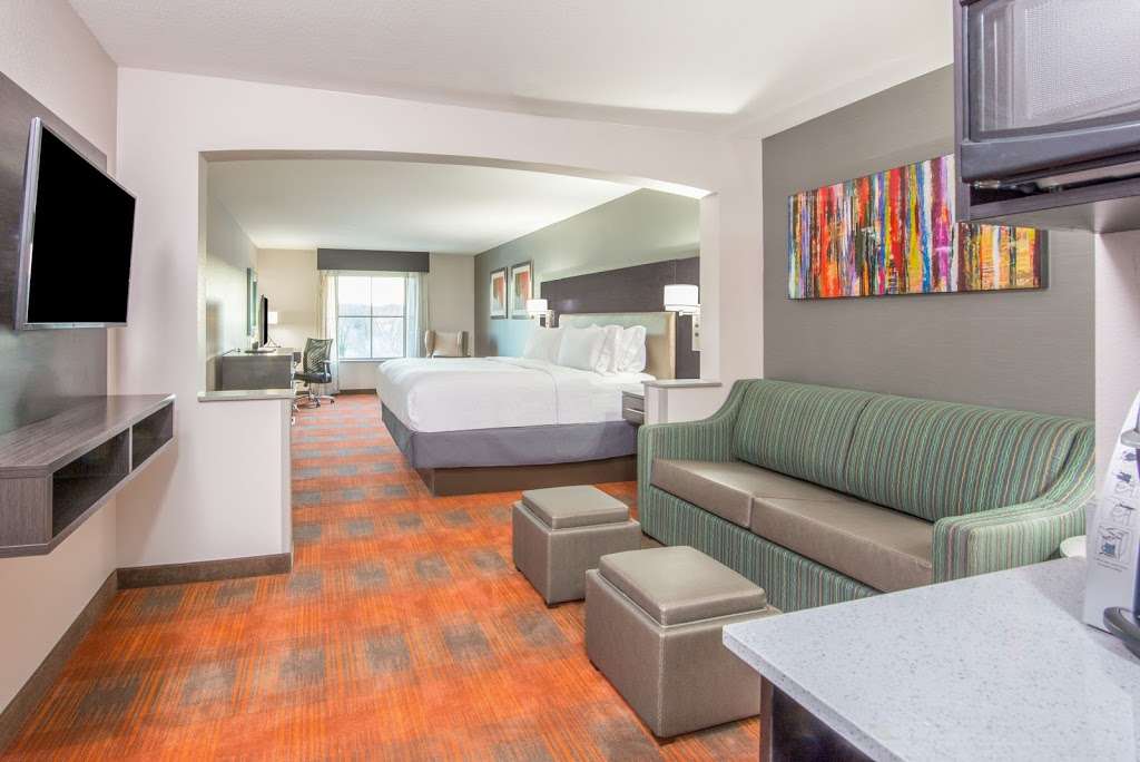 Holiday Inn Express & Suites Shawnee-Kansas City West | 17346 Midland Dr, Shawnee, KS 66217, USA | Phone: (913) 400-2509