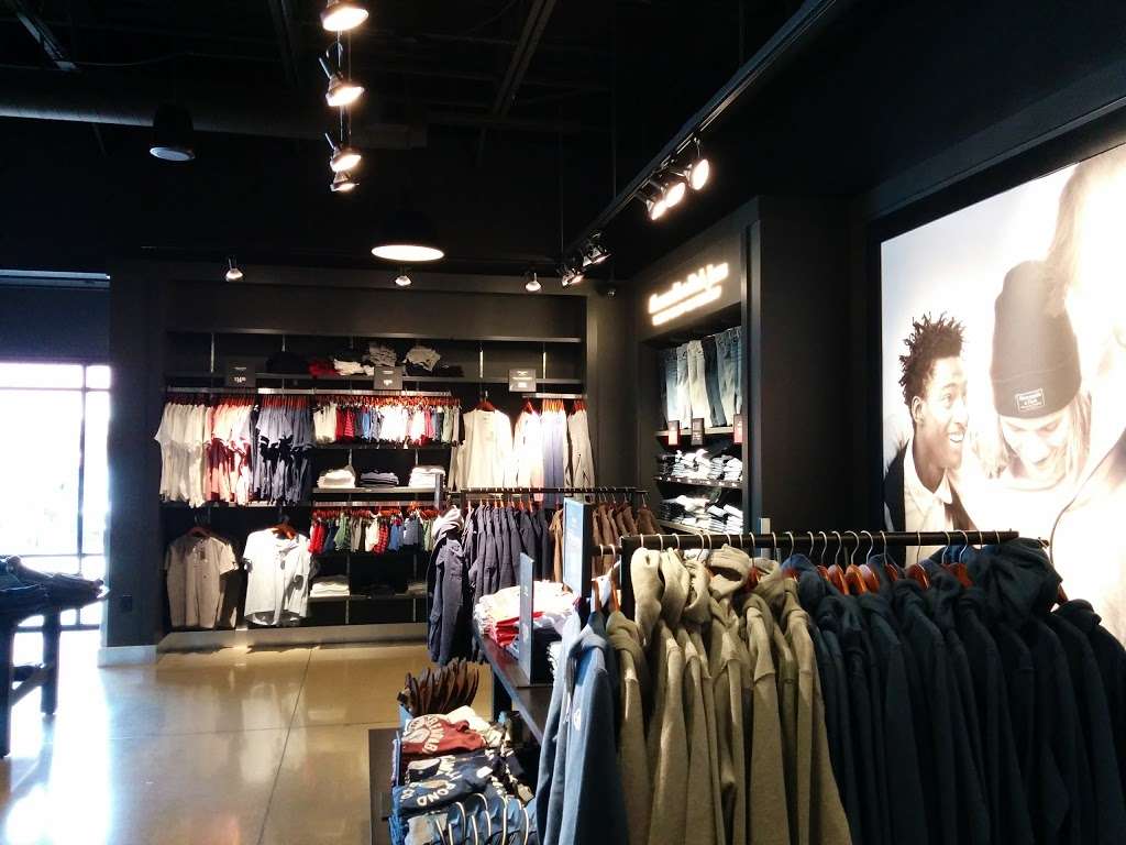 Abercrombie & Fitch | 11925 NE Executive Dr space h015, Edinburgh, IN 46124, USA | Phone: (812) 526-2151