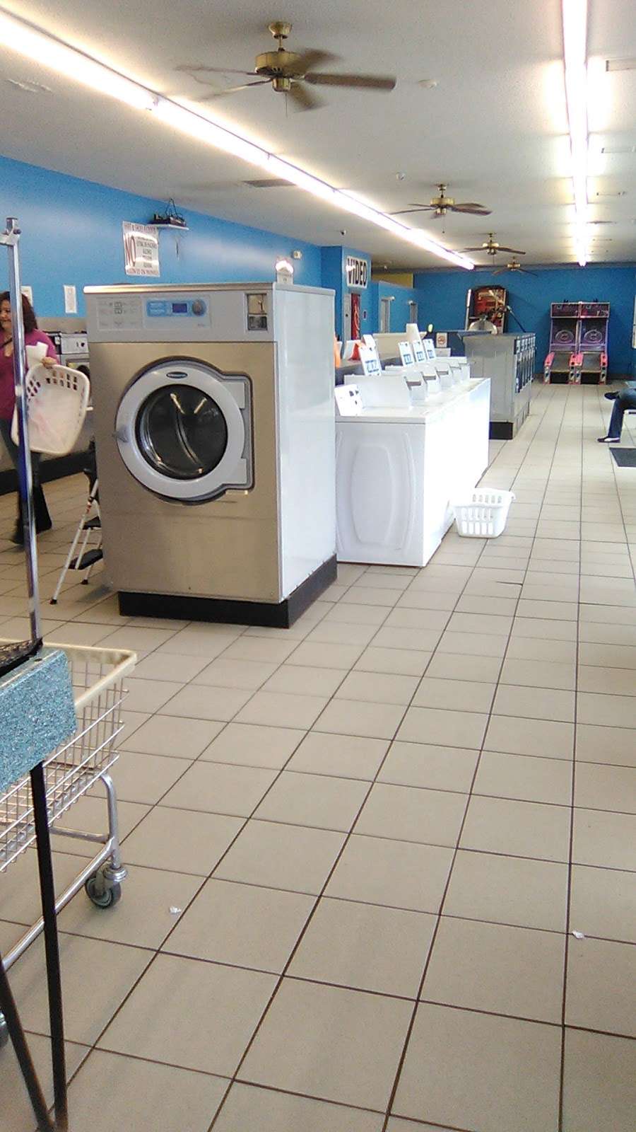 Family Coin Laundry | 130 Vandiver Dr, Lincolnton, NC 28092, USA | Phone: (704) 736-0510