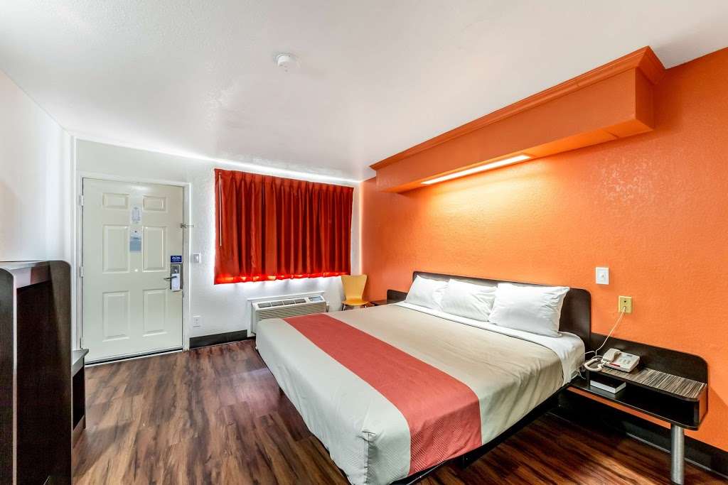 Motel 6 San Antonio - Splashtown | 3370 IH 35 N, San Antonio, TX 78219, USA | Phone: (210) 271-3100