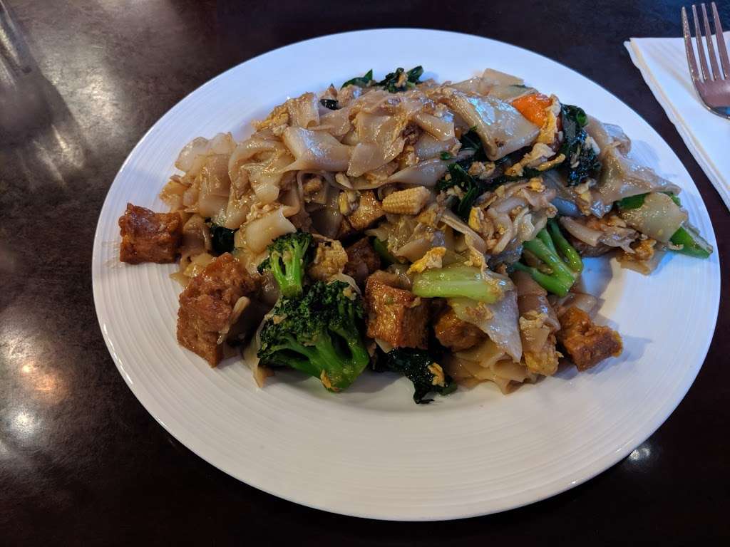 King Of Thai Noodle Restaurant and Bar | Nut Tree Village, 1679 E Monte Vista Ave, Vacaville, CA 95688, USA | Phone: (707) 455-7150