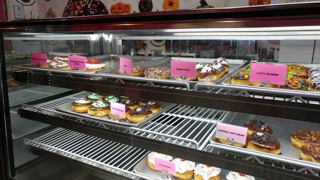 Donut Mania | 1930 Village Center Cir, Las Vegas, NV 89134, USA | Phone: (702) 538-7240