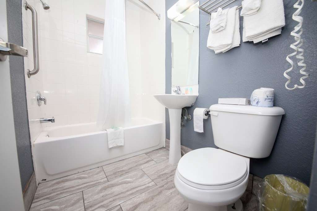 Beach House Inn | 1601 S Atlantic Ave, Daytona Beach, FL 32118, USA | Phone: (386) 255-2221