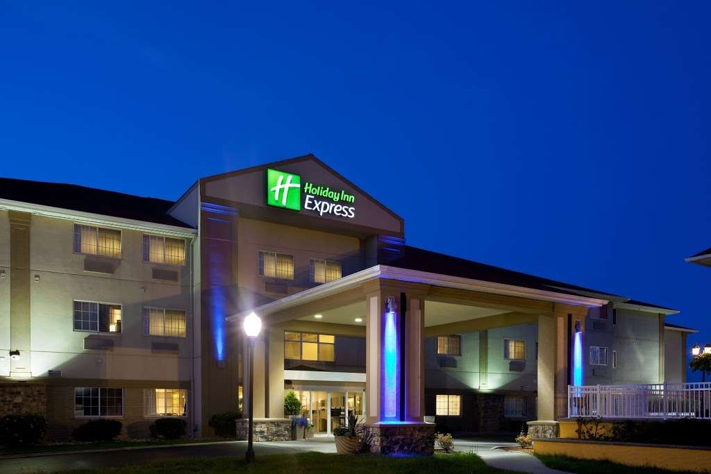 Holiday Inn Express & Suites St. Joseph | 3019 Lakeshore Dr, St Joseph, MI 49085, USA | Phone: (269) 982-0004