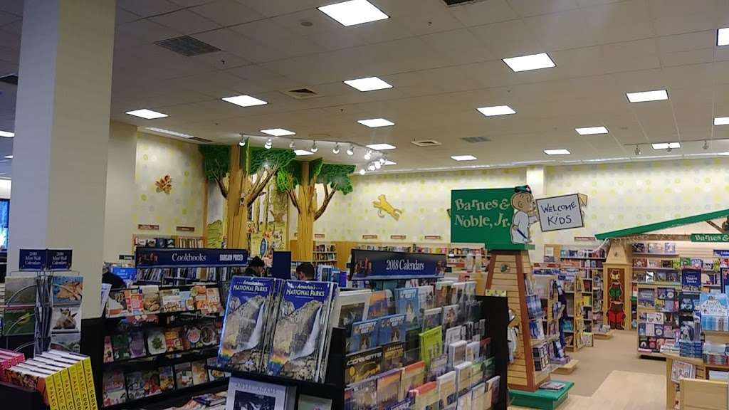 Barnes & Noble | The Derby Street Shoppes, 96 Derby St Suite 300, Hingham, MA 02043, USA | Phone: (781) 749-3319