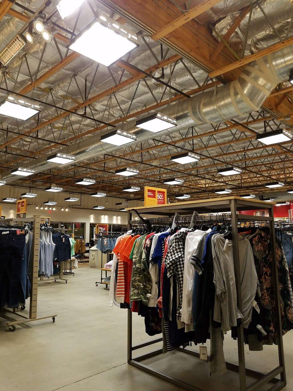 Levis Outlet Store at The Outlets at Lake Elsinore | 17600 Collier Ave, Lake Elsinore, CA 92530 | Phone: (951) 674-2694