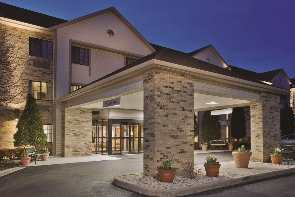 La Quinta Inn & Suites by Wyndham Milwaukee Delafield | 2801 Hillside Dr, Delafield, WI 53018, USA | Phone: (262) 395-1162