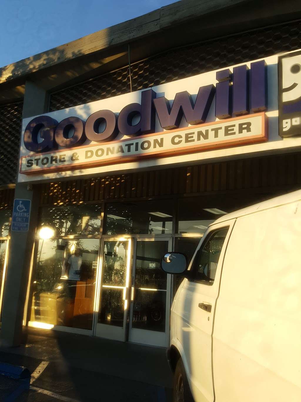 Goodwill Southern California Store & Donation Center | 2728, 6545 Foothill Blvd, Tujunga, CA 91042, USA | Phone: (818) 353-9350