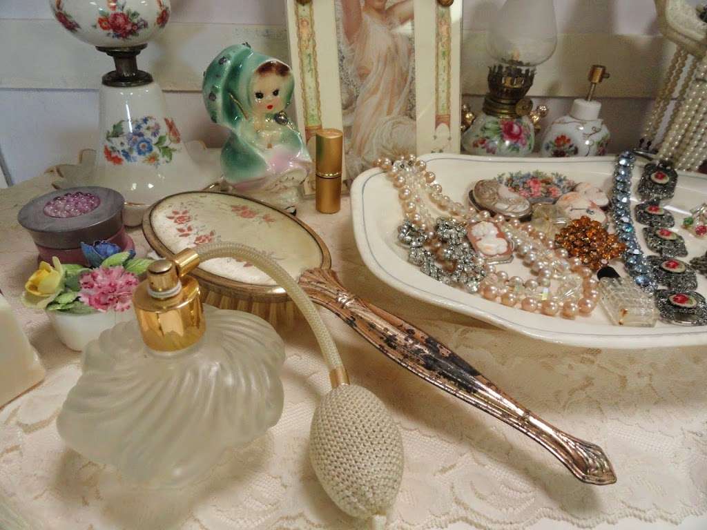 Vintage Rose Antiques & Gifts | 5009 TX-288 Business, Richwood, TX 77531, USA | Phone: (979) 388-9334