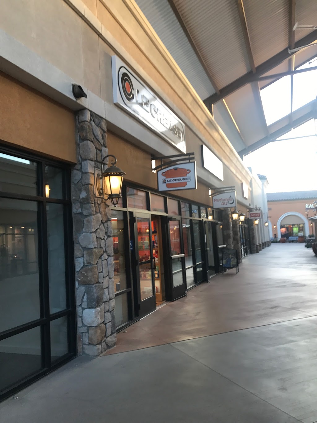 Le Creuset Outlet Store | 5701 Outlets at Tejon Pkwy #915, Arvin, CA 93203, USA | Phone: (661) 858-2624