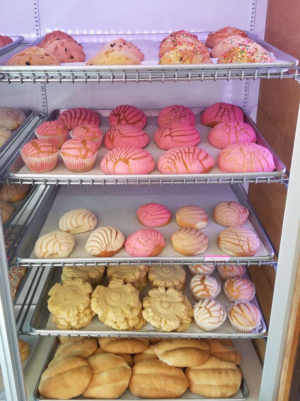 Maxi Bakery | 8712 S Commercial Ave, Chicago, IL 60617, USA | Phone: (773) 374-4162