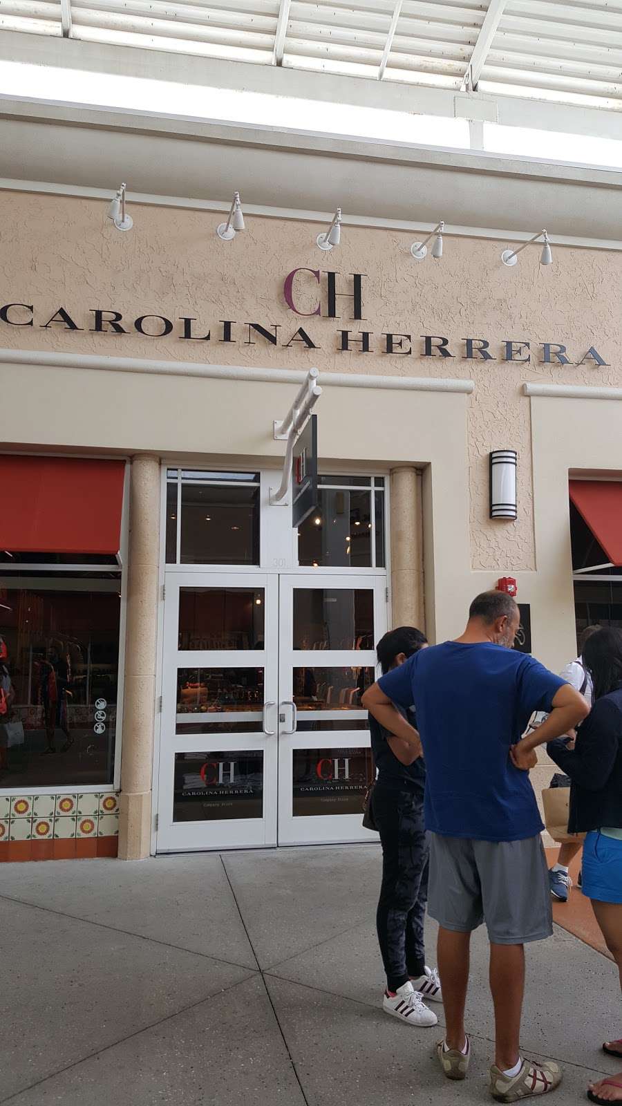 CH Carolina Herrera | Premium Outlets, 8200 Vineland Ave #301, Orlando, FL 32821 | Phone: (407) 465-5524