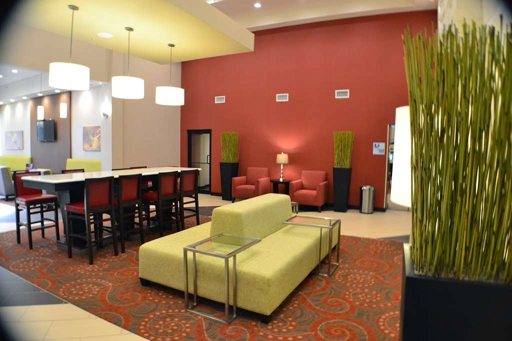 Holiday Inn Express & Suites INDIANAPOLIS W - AIRPORT AREA | 5855 Rockville Rd, Indianapolis, IN 46224, USA | Phone: (317) 554-0900