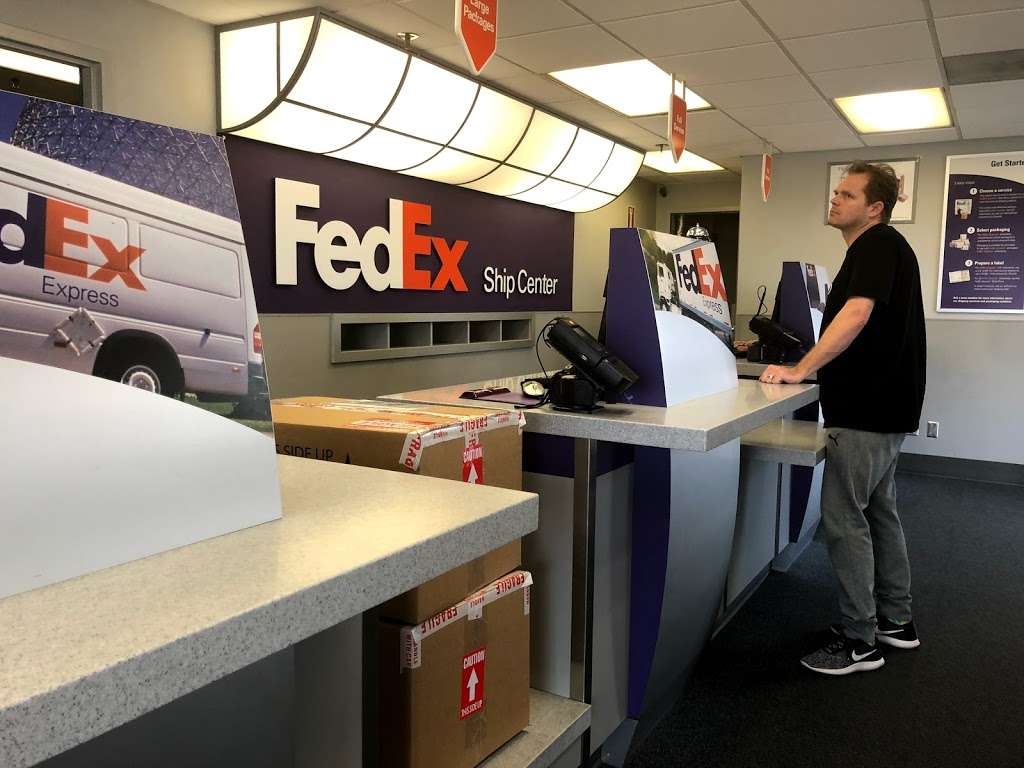 FedEx Ship Center | 2963 N Airfield Dr, Dallas, TX 75261 | Phone: (800) 463-3339