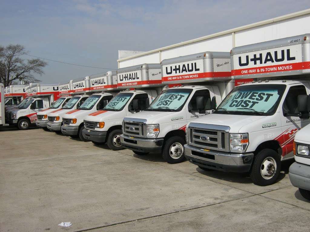 U-Haul Moving & Storage at Veterans Memorial | 12455 Veterans Memorial Dr, Houston, TX 77014, USA | Phone: (281) 444-6889