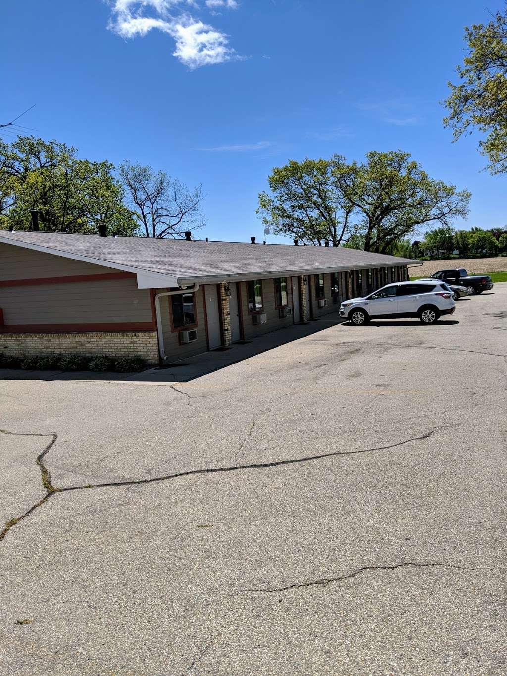 Tri-County Motel | N105 Main St, Whitewater, WI 53190, USA | Phone: (262) 945-5457