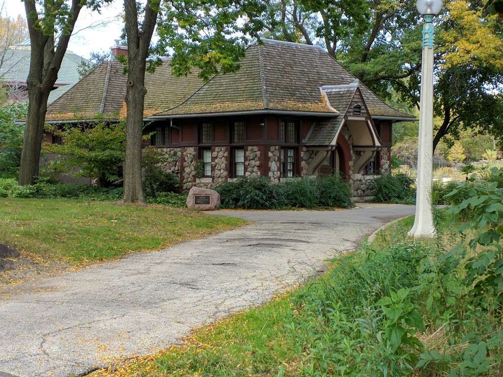 Carlson Cottage | 2001 N Stockton Dr, Chicago, IL 60614, USA