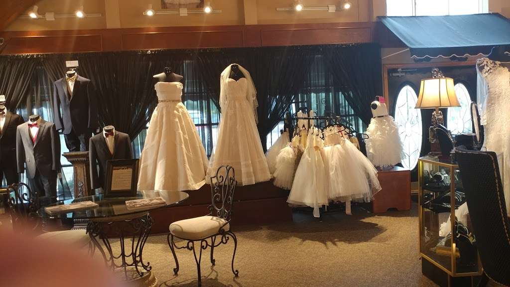 Wolsfelts Bridal | 1025 S Lincoln Ave, Aurora, IL 60505, USA | Phone: (630) 896-7166