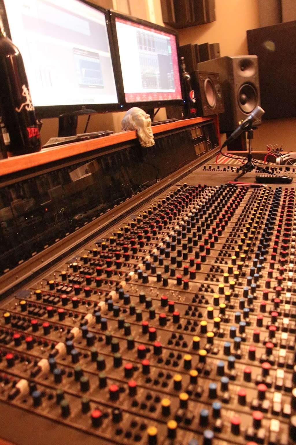 Stage Red Studios | 105 W Alameda Ave #216, Burbank, CA 91502, USA | Phone: (818) 210-4407