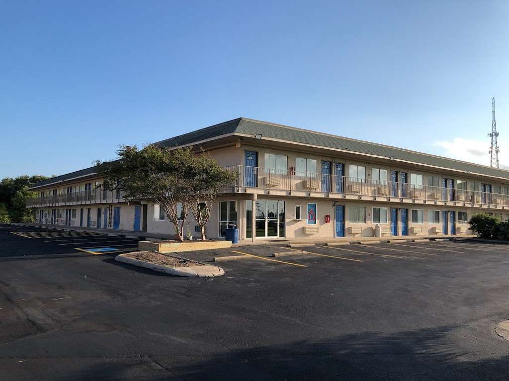 Motel 6 Clute TX | 1000 TX-332, Clute, TX 77531, USA | Phone: (979) 265-4764