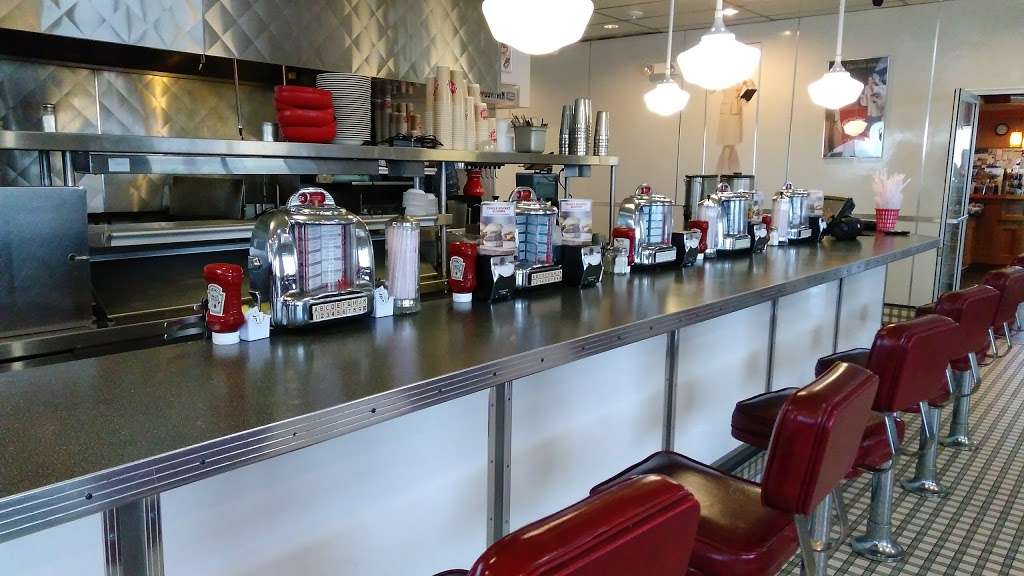 Johnny Rockets | Mainside Center, 15103 Vandegrift Blvd, Camp Pendleton North, CA 92055 | Phone: (760) 829-1258