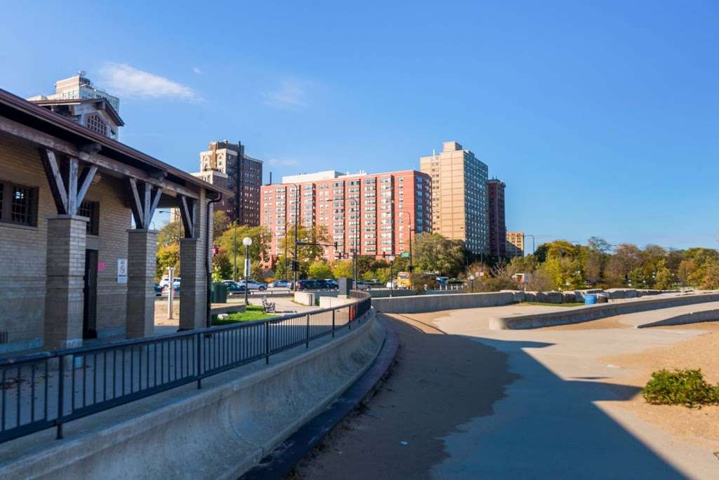 Montgomery Place Retirement Community | 5550 S Shore Dr, Chicago, IL 60637 | Phone: (773) 753-4100