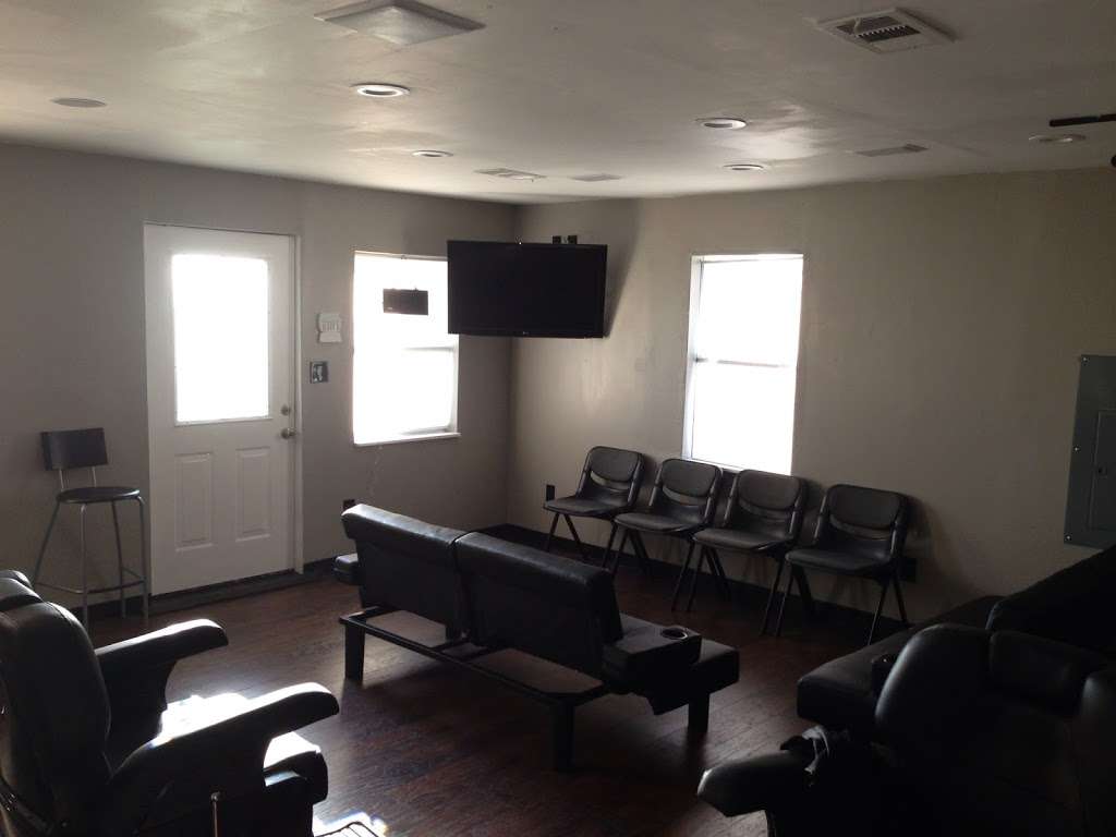 Rays Barber Shop & Beauty Salon | 642 S Interstate 35 East Service Rd, Red Oak, TX 75154 | Phone: (972) 576-8455