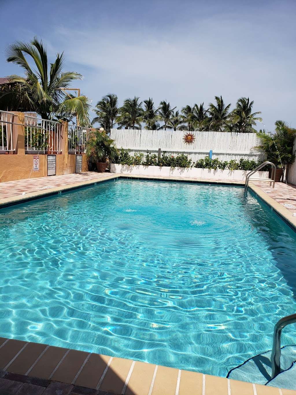 Seaspray Inn and Beach Resort | 123 S Ocean Ave, West Palm Beach, FL 33404, USA | Phone: (561) 557-8050