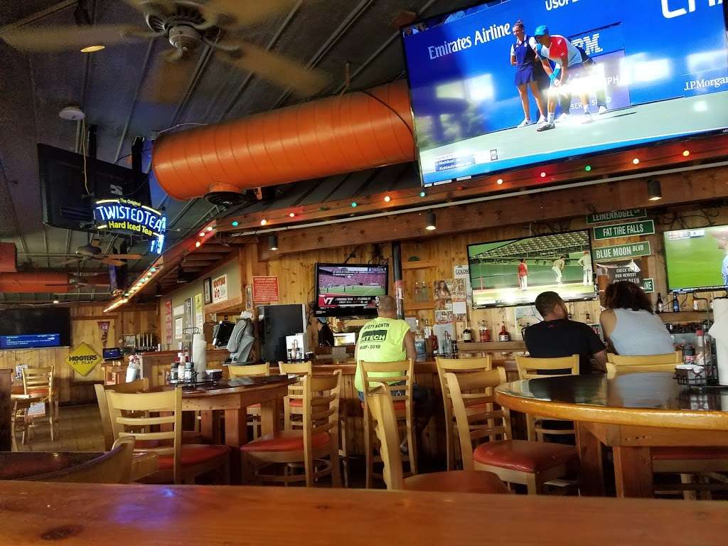 Hooters of New Castle | 194 S Dupont Hwy, New Castle, DE 19720, USA | Phone: (302) 326-2526