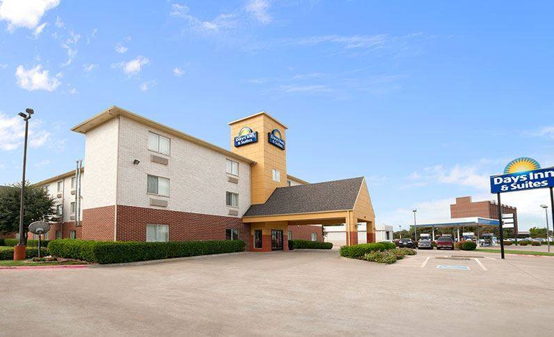 Days Inn & Suites by Wyndham Dallas | 2334 W Northwest Hwy, Dallas, TX 75220, USA | Phone: (469) 249-9409