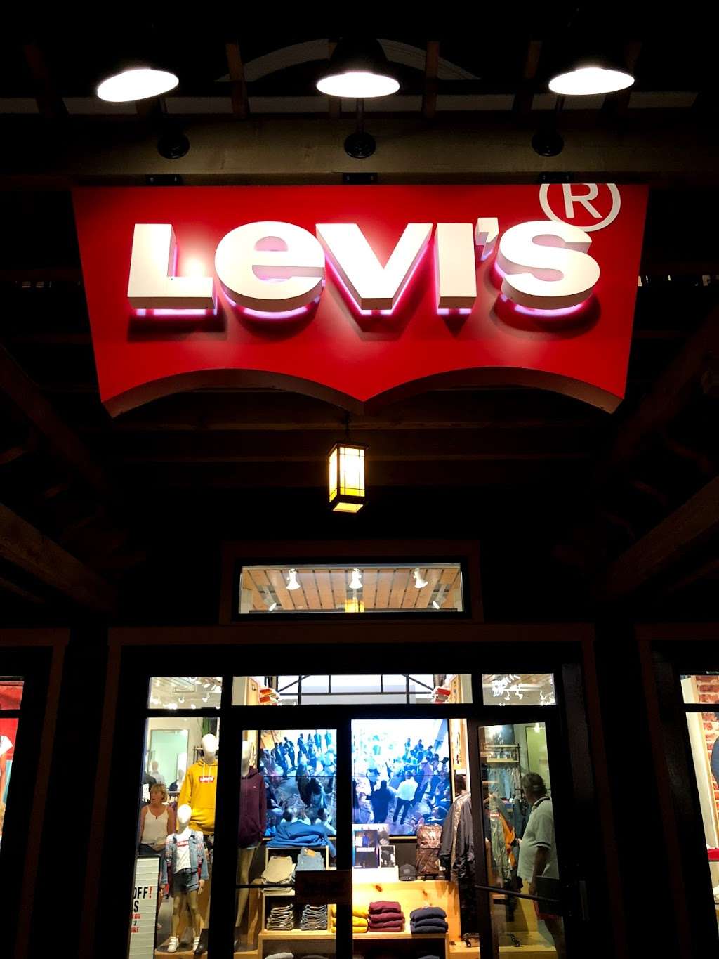 Levis Store Disney Springs™ | 1536 East Buena Vista Drive #1B, Orlando, FL 32830 | Phone: (407) 560-0525