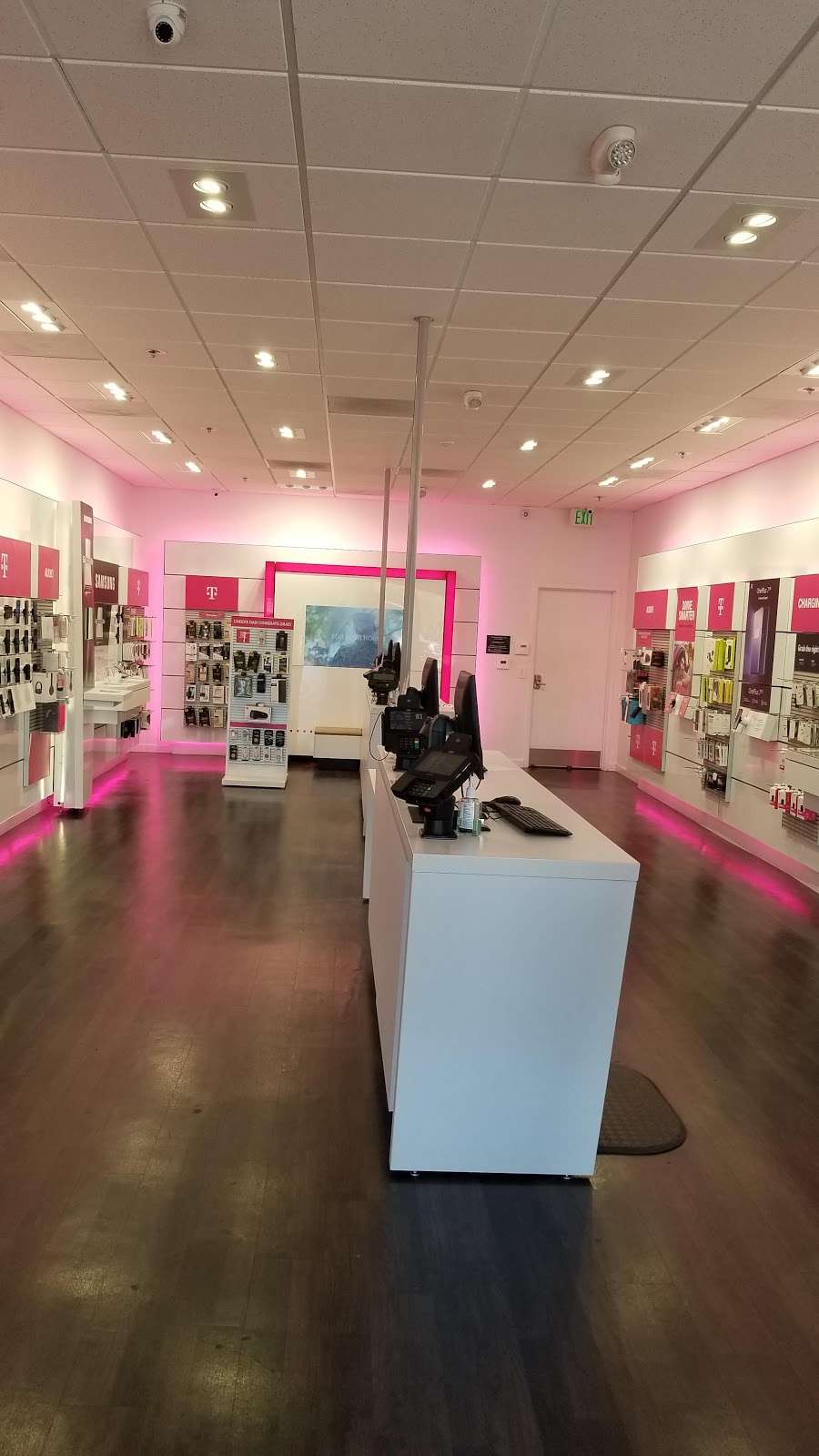 T-Mobile | 2518 Jamacha Road #305, El Cajon, CA 92019, USA | Phone: (619) 328-6277