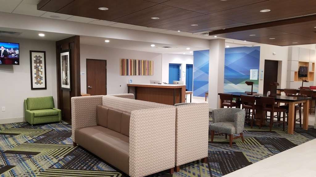 Holiday Inn Express & Suites Dallas NW HWY - Love Field | 2217 Connector Dr, Dallas, TX 75220, USA | Phone: (469) 466-3940